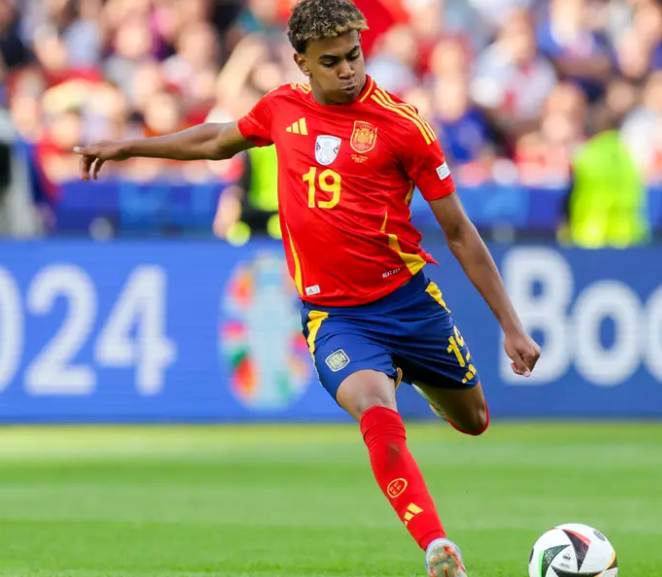 西甲第10轮焦点战:巴萨客场负于皇马,边锋亚马尔赛前言论与赛