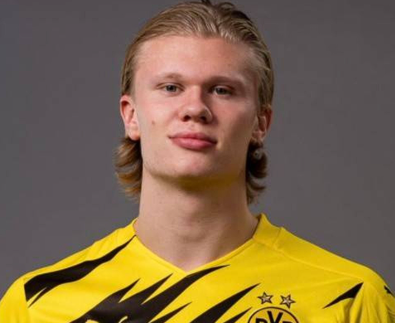 近日,西班牙足球转会市场传出了一则备受瞩目的消息,皇马与挪威锋线新星哈兰德之间的转会传闻引发了广泛关注。据西班牙知名记者Jorge Picón在相关渠道透露,这一传闻并非毫无根据的猜测。 从哈兰德本人的意愿来看,有可靠消息源——哈兰德身边人士证实,这位年轻且极具天赋的球员内心深处十分渴望能够身披皇马的白色战袍,为这支<a href='https://www.www.niaodie.cn/news/tag/284.html' style='color: blue;'>西甲</a>豪门效力。哈兰德作为当今足坛备受瞩目的新生代前锋,其出色的身体素质、门前嗅觉以及强大的得分能力,使他成为了众多豪门俱乐部觊觎的对象。而皇马,作为欧洲足坛的顶级豪门,拥有悠久的历史、辉煌的战绩以及庞大的球迷基础,对于任何有追求的球员来说,都具有极大的吸引力。 与此同时,西班牙媒体还报道了另一则与皇马阵容变动相关的消息。如果皇马阵中的巴西球星维尼修斯选择离开球队,那么皇马管理层极有可能将引进哈兰德作为重要的补强举措。Jorge Picón在播客节目中进一步阐述了相关情况,他提到哈兰德的经纪人皮门塔曾多次公开强调,球员在职业生涯的规划上拥有高度的自主权,他掌控着自己的命运走向。并且,哈兰德与<a href='https://www.www.niaodie.cn/news/tag/268.html' style='color: blue;'>曼城</a>之间存在解约金条款这一特殊情况,尽管目前该条款的具体金额尚未向外界公布,但这无疑为哈兰德未来的转会提供了一种潜在的可能性。 Jorge Picón还针对哈兰德加盟皇马的可能性与维尼修斯的处境之间的关系发表了看法。他指出,目前维尼修斯并未完全拒绝与皇马续约,双方都秉持着积极的态度,相信能够达成新的协议。然而,一旦维尼修斯最终决定留队,那么哈兰德加盟皇马的可能性将会大幅降低。毕竟,皇马在阵容构建上需要综合考虑多个因素,包括球员的位置、战术体系以及薪资结构等。 综上所述,皇马与哈兰德之间的转会传闻并非空穴来风,它涉及到球员的个人意愿、俱乐部的阵容规划以及复杂的转会条款等多个方面。未来,这一传闻将如何发展,哈兰德是否会真的披上皇马的战袍,值得我们持续关注。