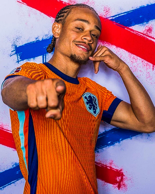 英超与<a href='https://www.www.niaodie.cn/news/tag/260.html' style='color: blue;'>欧冠</a>赛场：热刺主帅<a href='https://51jiazheng.cn/news/tag/1089490.html' style='color: blue;'>弗兰克</a>谈哈维 - 西蒙斯表现与换人决