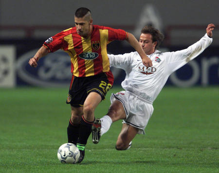 青春风暴鏖战铁血防线，阿贾克斯主场争胜