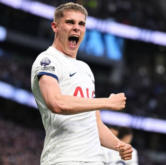 热刺拟续约范德芬：认可中卫组合，延长合同并大幅加薪