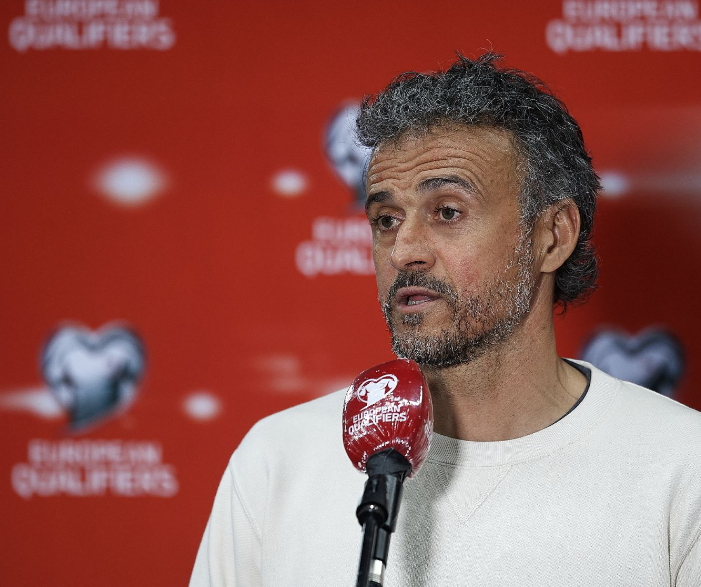 法甲激战巴黎绝杀里昂,恩里克盛赞球员坚韧精神