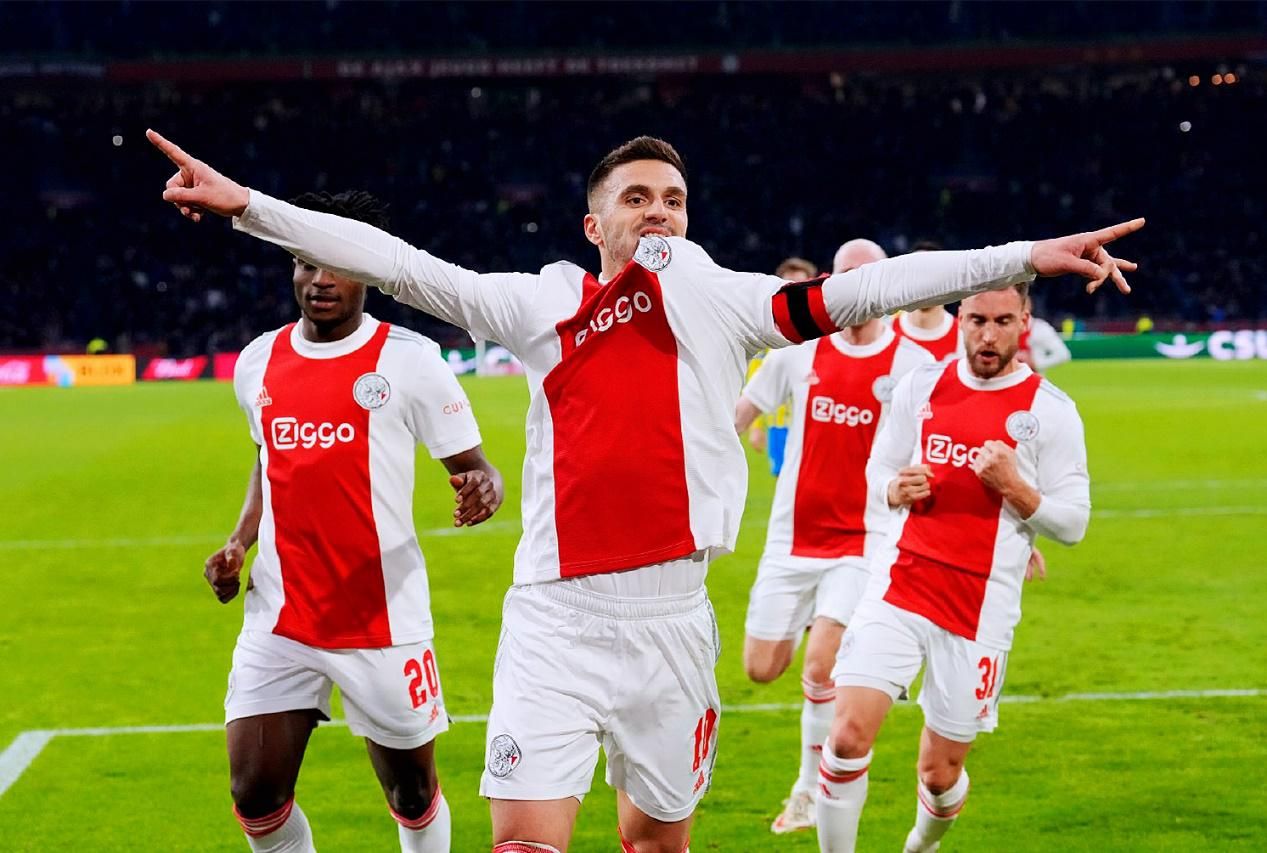 阿贾克斯欧冠悲歌:从传奇到泥潭的挣扎