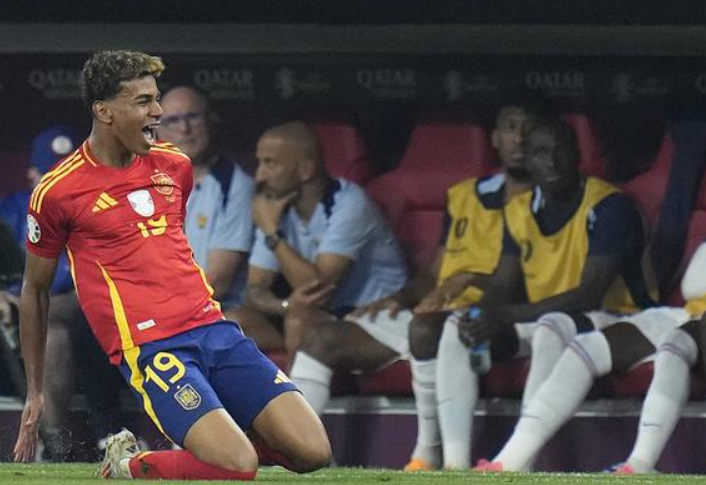 斯内德盛赞巴萨新星亚马尔:新一代梅西,未来可期