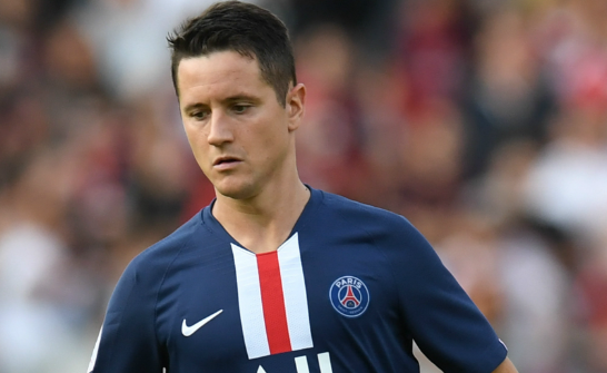 现效力于博卡青年的36岁西班牙中场球员埃雷拉,近期受邀做客一档节目。在节目中,他围绕球员生涯、薪资等话题展开了深入且坦诚的分享。 在谈及球员薪资发放方式时,埃雷拉详细介绍了不同国家的情况。他指出,在西班牙的<a href='https://niaodie.cn/news/tag/328.html' style='color: blue;'>足球</a>领域,球员薪资的支付模式较为独特。球员每个月仅仅能够领取到工资中的一小部分金额。整个合同所规定的薪资并非一次性发放,而是分两次进行支付,支付时间分别设定在六月和十二月。与之形成鲜明对比的是,<a href='https://www.www.niaodie.cn/news/tag/957955.html' style='color: blue;'>英格兰</a>和法国的足球薪资支付体系则更为常规,采用的是十二个月分期支付的方式,即每个月都会按照合同约定发放相应比例的薪资。这种差异不仅体现了不同国家足球行业在财务管理和运营模式上的不同思路,也对球员的资金规划和财务安排有着不同的影响。 当话题转到比赛压力时,埃雷拉毫不掩饰地表达了自己的感受。他表示,尽管自己对足球充满热爱,但当置身于<a href='https://www.www.niaodie.cn/news/tag/260.html' style='color: blue;'>欧冠</a>决赛这样重大且关键的赛事场合时,紧张情绪仍会不由自主地袭来,甚至会紧张到身体蜷缩成一团。他回忆起自己上场前的状态,直言当时身体都在不受控制地发抖。这种真实的分享,让我们看到了即便是在职业赛场上经验丰富的球员,在面对重大比赛时也会和普通人一样,承受着巨大的心理压力。 对于年轻球员,埃雷拉给出了恳切的建议。他认为,在足球这个竞争极为激烈的领域,最终能够取得成功的只是极少数人。因此,他强烈建议年轻球员在专注于足球训练和比赛的同时,也要重视接受教育,为自己准备一个备选计划。不要让足球成为自己生活的全部负担,而是要学会享受足球带来的快乐。为了更好地说明职业生涯的脆弱性,他以<a href='https://www.www.niaodie.cn,www.www.niaodie.cn,www.www.niaodie.cn,/news/tag/286.html' style='color: blue;'>皇马</a>前青训球员阿尔瓦罗·贝尼托为例。贝尼托曾经离为皇马一线队踢球近在咫尺,然而一次意外的受伤,却彻底改变了他的命运,让他的职业生涯戛然而止。这个例子生动地揭示了足球职业生涯充满了不确定性,年轻球员需要提前做好应对各种风险的准备。