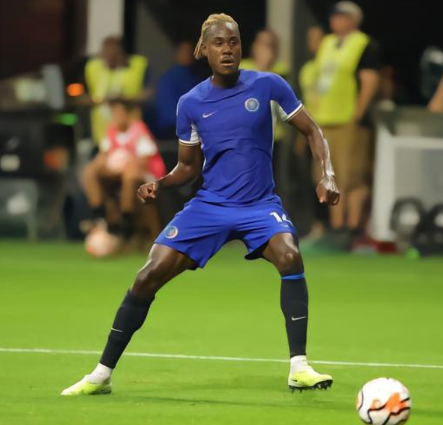 切尔西后卫查洛巴赛后晒照:伤情引发关注